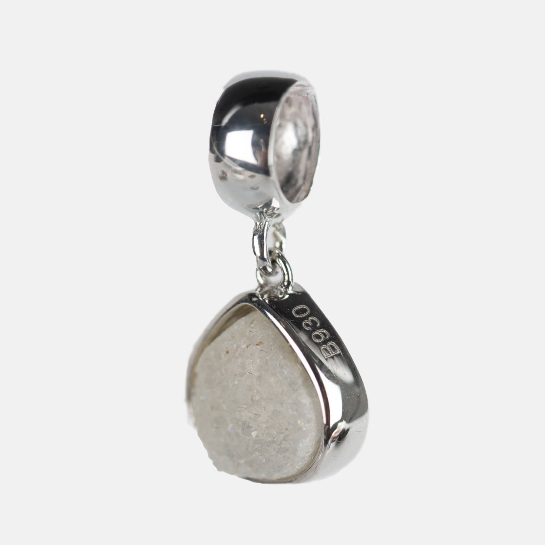 BLANCA PIEDRA DRUSA COLGANTE DETALLE - GRIS