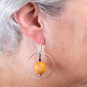 Pendientes-con-aro-Hematites-&-Palo-Santo-oreja